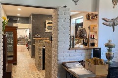 Pohled z restaurace k baru a kuchyni